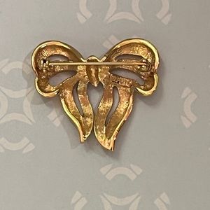 Gold toned bow brooch